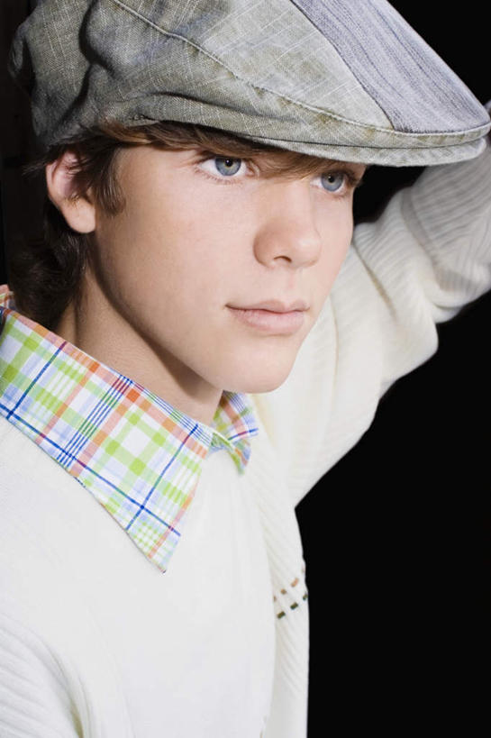 西方人,一个人,站,竖图,室内,特写,白天,正面,衬衫,帽子,欧洲,欧洲人,仅一个男性,仅一个人,黑色背景,服装,棕色,休闲装,仅一个年轻男性,衣服,站着,休闲,休闲服,摄影,服饰,影棚,贝雷帽,男人,男性,年轻男性,白种人,站立,半身,彩图,影棚拍摄,衬衣,拍摄,短发