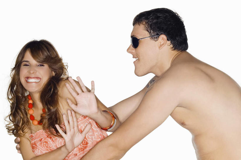 西方人,两个人,站,抱,笑,微笑,露齿笑,横图,室内,白天,白色背景,正面,爱情,项链,欧洲,欧洲人,一串,戴,服装,墨镜,眼镜,棕色,浪漫,休闲装,裸露,装饰品,两个,衣服,黄色,红色,白色,黑色,饰品,首饰,太阳镜,太阳眼镜,站着,休闲,温暖,温馨,休闲服,遮阳镜,恩爱,恋人,摄影,服饰,手镯,影棚,抱着,戴着,和睦,搂着,裸,否决,反对,男人,男性,年轻男性,年轻女性,女人,女性,白种人,长发,卷发,情侣,怀抱,搂,搂抱,相抱,拥抱,站立,半身,彩图,影棚拍摄,拍摄,伴侣,融洽,短发