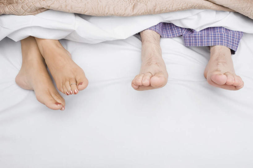 西方人,两个人,夫妻,躺,横图,俯视,室内,白天,爱情,床,欧洲,欧洲人,睡裤,双人床,床单,浪漫,被子,紫色,白色,赤脚,恩爱,恋人,被单,卧着,男人,男性,女人,女性,中年男性,中年女性,白种人,夫妇,情侣,躺着,卧,半身,彩图,高角度拍摄,伴侣