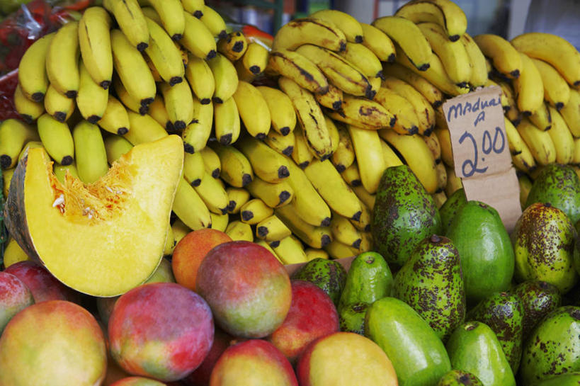 无人,横图,俯视,室内,白天,芒果,香蕉,水果,许多,新鲜,英文,标志,挂牌,数字,文字,字符,生食,食品,果实,标识,食物,黄色,红色,蓝色,绿色,酪梨,鳄梨,阿拉伯数字,有机食品,绿色食品,油梨,英语,樟梨,望果,牛油果,蜜望,檬果,闷果,漭果,杧果,甘蕉,庵波罗果,彩图,高角度拍摄