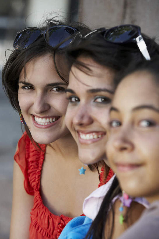 西方人,三个人,坐,笑,微笑,露齿笑,竖图,室内,白天,正面,爱情,欧洲,欧洲人,戴,服装,墨镜,眼镜,浪漫,扭头,注视,休闲装,衣服,红色,黑色,太阳镜,太阳眼镜,观察,看,转头,休闲,温暖,温馨,辫子,休闲服,遮阳镜,恩爱,恋人,服饰,观看,戴着,和睦,察看,关注,两副,年轻女性,女人,女性,白种人,长发,情侣,坐着,半身,彩图,伴侣,融洽