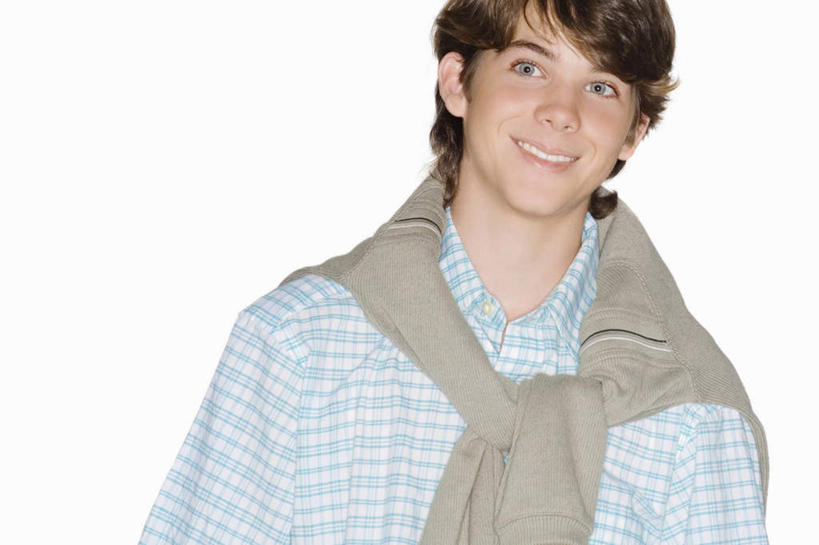 西方人,一个人,站,笑,微笑,露齿笑,横图,室内,白天,正面,欧洲,欧洲人,仅一个男性,仅一个人,服装,棕色,注视,休闲装,仅一个年轻男性,衣服,蓝色,灰色,观察,看,围,站着,休闲,休闲服,服饰,观看,察看,关注,围着,男人,男性,年轻男性,白种人,卷发,站立,半身,彩图,短发