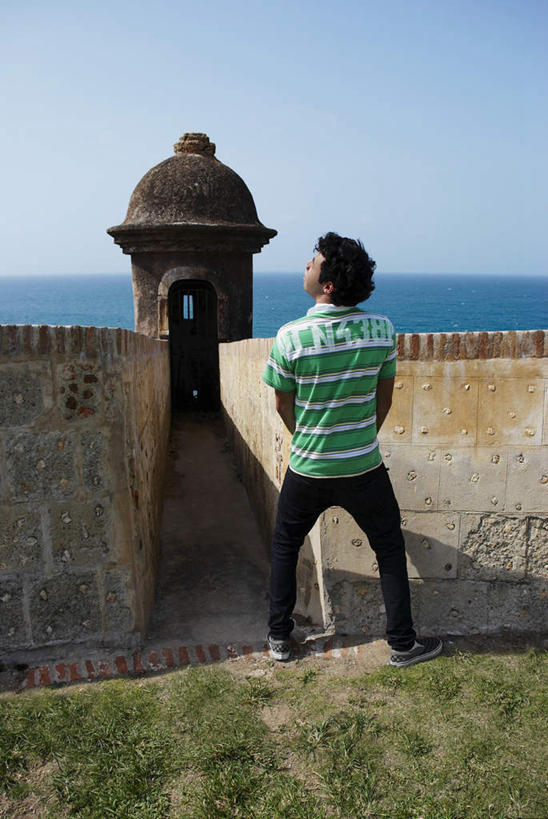 西方人,一个人,站,竖图,全景,室外,白天,正面,草地,草坪,海浪,海洋,天际线,植物,欧洲,欧洲人,仅一个男性,仅一个人,小便,阴影,波纹,服装,破旧,陈旧,光线,影子,浪花,云,云朵,围墙,塔,涟漪,云彩,注视,休闲装,草,仅一个年轻男性,衣服,蓝色,绿色,白色,黑色,白云,蓝天,水纹,天空,阳光,海水,波浪,天,看,站着,休闲,休闲服,服饰,晴朗,北美,北美洲,关注,美洲,海景,圣胡安,首府,水晕,北亚美利加洲,亚美利加洲,圣胡安市,波多黎各,波多黎各自由邦,大安的列斯群岛,男人,男性,年轻男性,白种人,卷发,大海,风浪,海,海水的波动,近岸浪,涌浪,晴空,抬头,仰头,站立,彩图,全身,短发