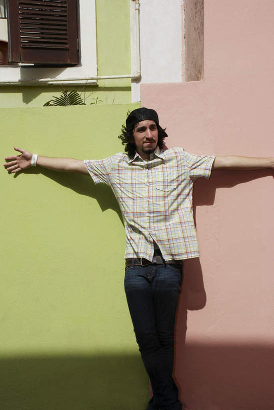 西方人,一个人,站,伸展双臂,竖图,室外,白天,正面,衬衫,窗户,欧洲,欧洲人,仅一个男性,仅一个人,戴,阴影,服装,裤子,光线,影子,墙,牛仔裤,休闲装,玻璃窗,墙壁,墙面,仅一个年轻男性,一个,衣服,红色,蓝色,紫色,黑色,阳光,站着,休闲,休闲服,服饰,单个,单脚,戴着,男人,男性,年轻男性,白种人,卷发,敞开双臂,伸开双臂,展开双肩,站立,张开手臂,张开双臂,彩图,全身,衬衣,短发,头带