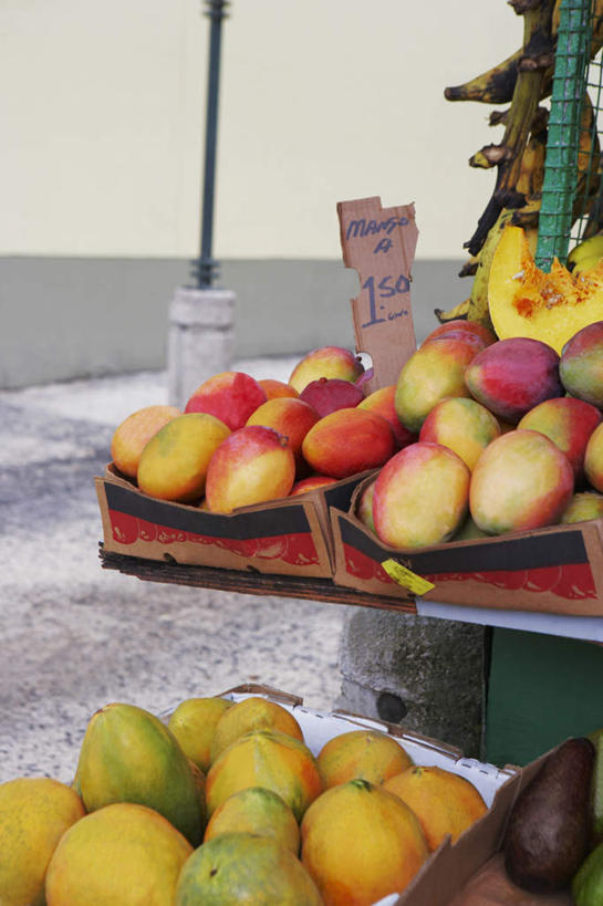 无人,竖图,室外,白天,正面,桌面,桌子,道路,路,公路,芒果,木瓜,水果,阴影,新鲜,光线,标签,影子,纸盒,墙,生食,食品,果实,交通,墙壁,墙面,盒子,食物,红色,绿色,阳光,包装盒,有机食品,绿色食品,奶匏,蓬生果,乳瓜,石瓜,万寿匏,马路,望果,万寿果,蜜望,檬果,闷果,漭果,杧果,番木瓜,庵波罗果,彩图