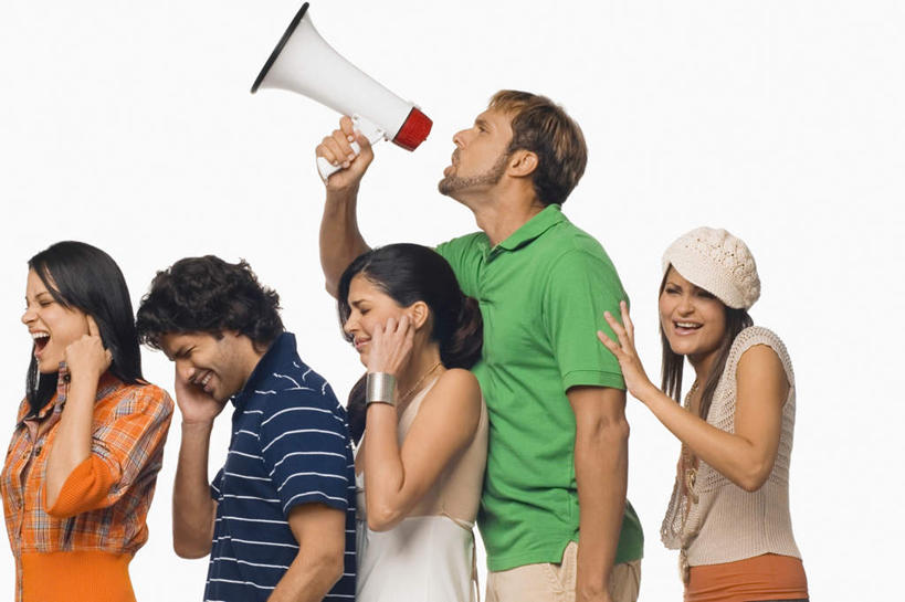 西方人,耳朵,四个人,伙伴,朋友,站,横图,室内,白天,白色背景,侧面,友谊,帽子,欧洲,欧洲人,一排,服装,整齐,拿,大喊,拿着,注视,休闲装,运动帽,排列,一个,衣服,白色,黑色,话筒,看,站着,休闲,休闲服,鸭舌帽,捂,摄影,服饰,影棚,单个,大叫,麦克风,队列,关注,大呼,发话器,友情,男人,男性,年轻男性,年轻女性,女人,女性,白种人,长发,耳,耳部,抬头,仰头,站立,半身,彩图,影棚拍摄,拍摄,捂着