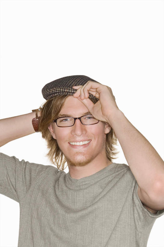 西方人,一个人,站,竖图,室内,白天,白色背景,正面,T恤衫,帽子,欧洲,欧洲人,仅一个男性,仅一个人,戴,服装,褐色,T恤,休闲装,仅一个年轻男性,衣服,黑色,站着,休闲,休闲服,摄影,服饰,影棚,贝雷帽,男人,男性,年轻男性,白种人,站立,半身,彩图,影棚拍摄,拍摄,短发