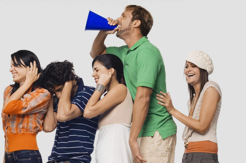 西方人,耳朵,四个人,伙伴,朋友,站,横图,室内,白天,白色背景,侧面,友谊,帽子,欧洲,欧洲人,一排,服装,整齐,拿,大喊,拿着,休闲装,运动帽,排列,一个,衣服,蓝色,黑色,话筒,站着,休闲,休闲服,鸭舌帽,捂,摄影,服饰,影棚,单个,大叫,麦克风,队列,大呼,发话器,友情,男人,男性,年轻男性,年轻女性,女人,女性,白种人,长发,耳,耳部,站立,半身,彩图,影棚拍摄,拍摄,捂着