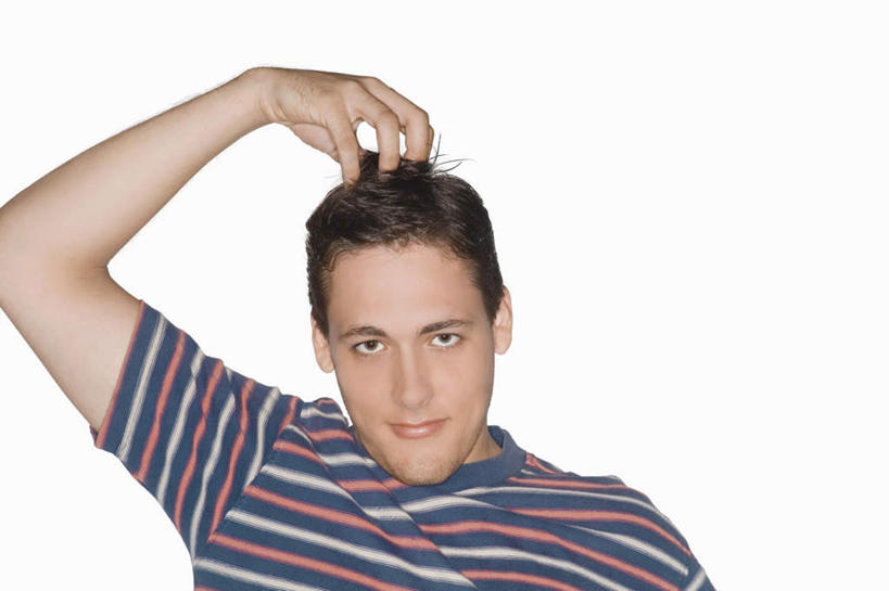 西方人,一个人,站,举,横图,室内,白天,白色背景,正面,欧洲,欧洲人,仅一个男性,仅一个人,条纹,服装,休闲装,仅一个年轻男性,衣服,黑色,托,站着,休闲,休闲服,抓,摄影,服饰,影棚,挠,男人,男性,年轻男性,白种人,举起,举手,举着,向上举,向上伸,向上托,站立,半身,彩图,影棚拍摄,拍摄,短发