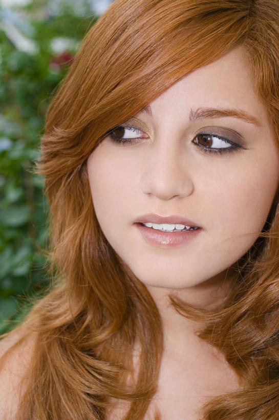 西方人,一个人,笑,微笑,竖图,室外,特写,白天,侧面,欧洲,欧洲人,仅一个年轻女性,仅一个女性,仅一个人,朦胧,模糊,棕色,年轻女性,女人,女性,白种人,长发,半身,彩图