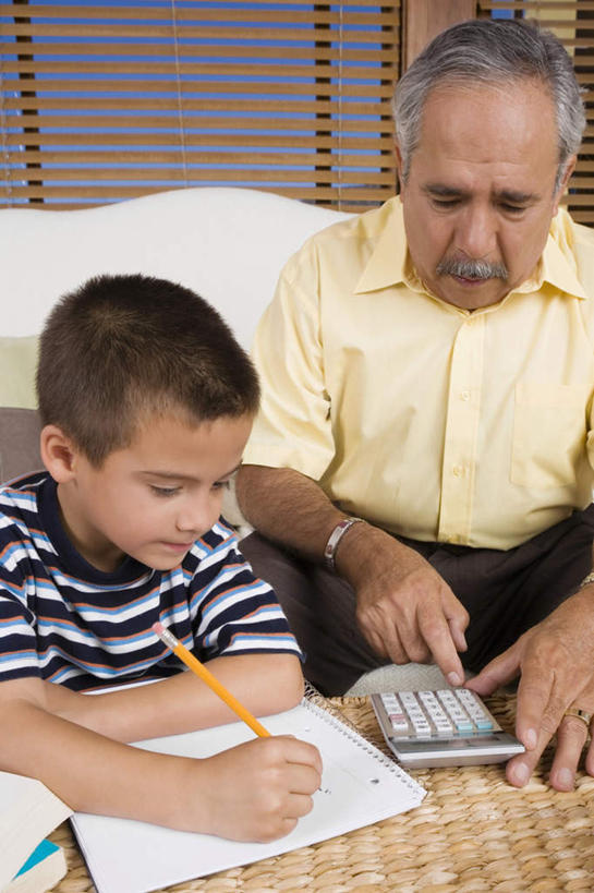 西方人,儿童,老年人,两个人,家庭,祖父,坐,竖图,室内,白天,正面,衬衫,纯洁,计算器,欧洲,欧洲人,握,条纹,服装,计算,科学,笔,办公用品,记事本,拿,拿着,指点,休闲装,文具,小孩,衣服,黑色,本子,笔记本,铅笔,学习用品,休闲,温暖,温馨,一家人,休闲服,可爱,童年,童趣,握着,理财,财务,服饰,爷爷,祖孙,教导,文具用品,和睦,数学,童真,烂漫,无邪,辅导,外公,外祖父,外孙,外孙子,天真,老年男性,男孩,男人,男性,白种人,孩子,孙子,坐着,半身,彩图,衬衣,融洽,短发,男生
