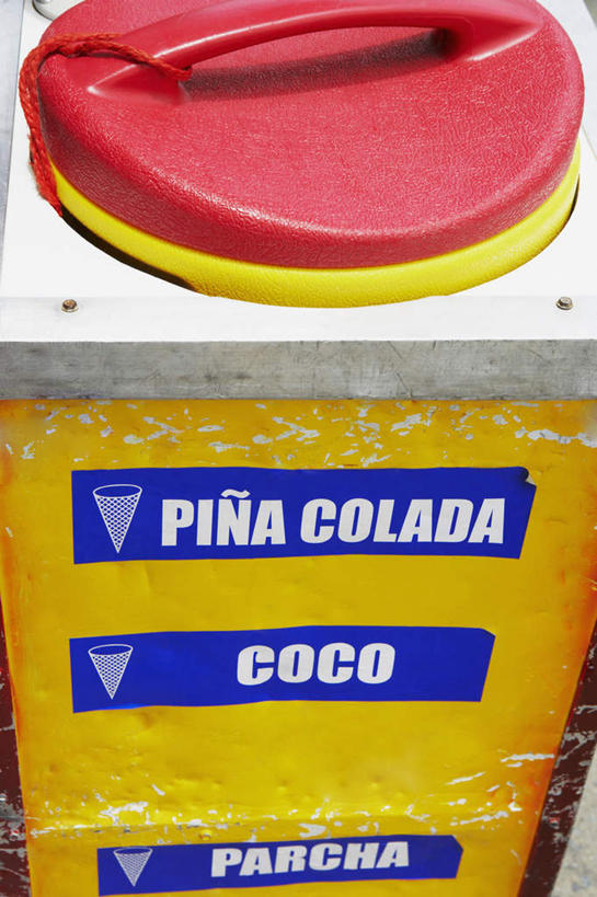 无人,竖图,俯视,室内,特写,白天,静物,英文,标志,方形,文字,字符,字母,标识,一个,黄色,单个,英文字母,彩图,高角度拍摄