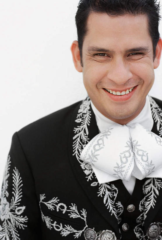 一个人,站,笑,微笑,露齿笑,竖图,室内,白天,白色背景,正面,仅一个男性,仅一个人,朦胧,模糊,领结,注视,仅一个年轻男性,一个,白色,观察,看,站着,摄影,影棚,单个,观看,察看,关注,男人,男性,年轻男性,站立,半身,彩图,影棚拍摄,拍摄