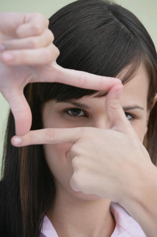 西方人,脸,头,脸颊,拇指,一个人,站,举,竖图,室内,特写,白天,正面,相框,欧洲,欧洲人,双手,仅一个年轻女性,仅一个女性,仅一个人,灰色背景,朦胧,模糊,方框,拍照,手势,托,站着,摄影,影棚,食指,年轻女性,女人,女性,白种人,头部,脸部,脸蛋,面部,举起,举手,举着,向上举,向上伸,向上托,站立,半身,彩图,影棚拍摄,拍摄,照相