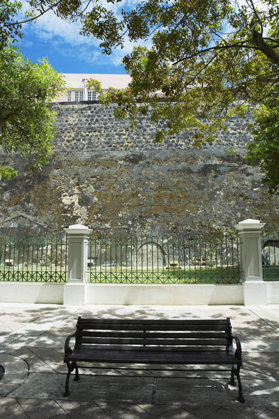 无人,竖图,室外,白天,正面,旅游,度假,名胜古迹,树林,植物,标志建筑,地标,建筑,椅子,阴影,朦胧,模糊,遗迹,光线,影子,长椅,木椅,云,云朵,云彩,古迹,文物,娱乐,建设,古建筑,树,树木,一个,蓝色,绿色,白云,蓝天,天空,阳光,自然,天,享受,休闲,旅游胜地,放松,生长,晴朗,单个,成长,北美,北美洲,美洲,古文明,圣胡安,首府,北亚美利加洲,亚美利加洲,圣胡安市,波多黎各,波多黎各自由邦,大安的列斯群岛,莫罗古堡,晴空,彩图