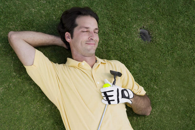 西方人,一个人,躺,举,闭眼,横图,俯视,室外,白天,草地,草坪,植物,欧洲,欧洲人,仅一个男性,仅一个人,握,朦胧,模糊,高尔夫,高尔夫球,拿,拿着,草,仅一个年轻男性,一个,绿色,手套,托,握着,单个,护具,高尔夫球杆,高尔夫运动,高尔夫球具,卧着,男人,男性,年轻男性,白种人,闭眼睛,闭着眼,闭着眼睛,举起,举手,举着,躺着,卧,向上举,向上伸,向上托,半身,彩图,高角度拍摄