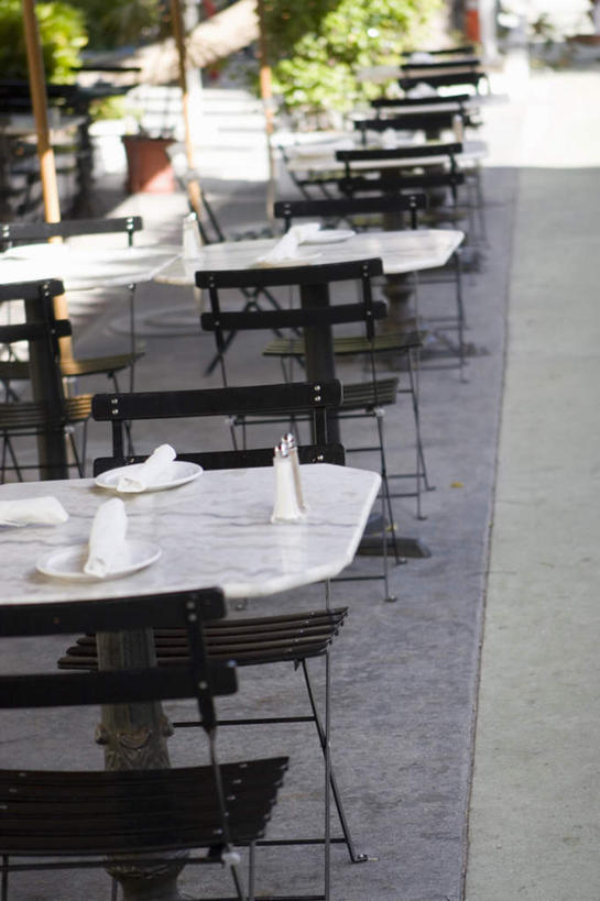 无人,餐厅,竖图,俯视,室外,白天,草地,草坪,植物,餐桌,桌子,餐具,椅子,一排,许多,阴影,整齐,光线,碟子,盘,影子,木椅,调味瓶,草,排列,绿色,阳光,盘子,碟,毛巾,餐台,队列,彩图,高角度拍摄,餐馆,饭店,饭馆