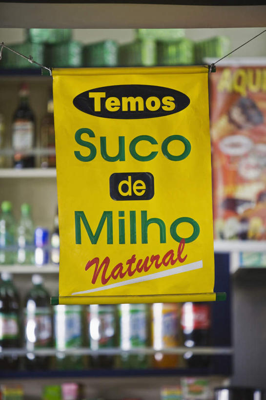 无人,商店,竖图,室内,白天,正面,购物,消费,超市,金属制品,一排,许多,整齐,金属,英文,包装,标志,罐子,文字,字符,字母,标识,饮料,排列,容器,金融,百货,便利店,易拉罐,英文字母,队列,选购,贸易,血拼,零售店,彩图,店铺,杂货店,杂货铺