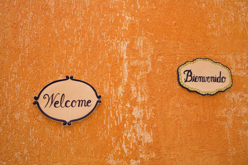 无人,横图,室内,白天,正面,指示牌,欢迎,英文,标志,路标,文字,字符,字母,墙,标识,墙壁,墙面,两个,橙色,英文字母,彩图