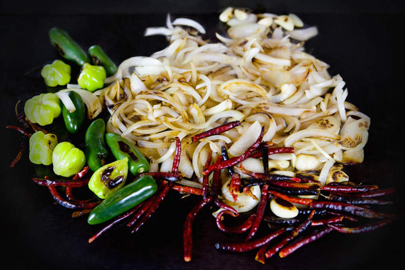 无人,横图,俯视,室内,白天,地铁,辣椒,蔬菜,洋葱,许多,黑色背景,新鲜,青椒,食品,轨道交通,食物,摄影,有机食品,绿色食品,影棚,辣角,红海椒,大椒,辣虎,广椒,菜椒,圆葱,洋葱头,甜椒,柿子椒,球葱,辣子,红辣椒,海椒,番椒,灯笼椒,彩图,高角度拍摄,影棚拍摄,拍摄,地铁机动车,地下铁,轻轨