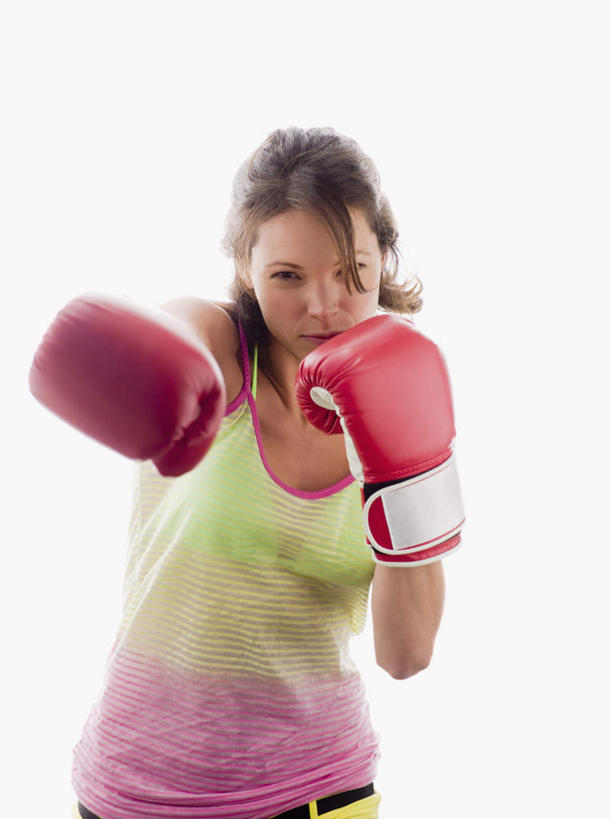 西方人,一个人,站,举,竖图,室内,白天,白色背景,正面,欧洲,欧洲人,仅一个年轻女性,仅一个女性,仅一个人,拳击手套,一个,红色,手套,托,站着,摄影,影棚,单个,年轻女性,女人,女性,白种人,举起,举手,举着,向上举,向上伸,向上托,站立,半身,彩图,影棚拍摄,拍摄