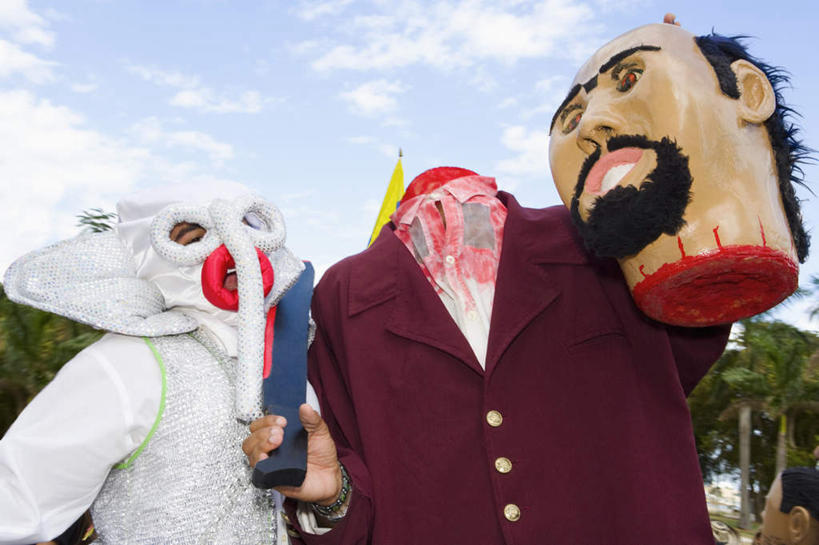 西方人,一个人,站,举,横图,室外,白天,仰视,植物,欧洲,哥伦比亚,欧洲人,仅一个男性,仅一个人,握,服装,云,云朵,拿,云彩,拿着,树,树木,仅一个年轻男性,蓝色,绿色,白云,蓝天,天空,自然,天,托,站着,南美,握着,生长,晴朗,成长,道具,南美洲,拉丁美洲,美洲,演出服,亚美利加洲,南亚美利加洲,哥伦比亚共和国,巴兰基亚,男人,男性,年轻男性,白种人,晴空,举起,举手,举着,向上举,向上伸,向上托,站立,半身,彩图,低角度拍摄