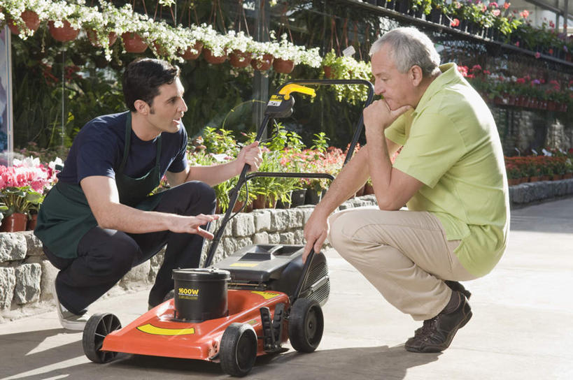 西方人,两个人,蹲,说,横图,室外,白天,侧面,讨论,草地,草坪,植物,欧洲,欧洲人,许多,撑,指,阴影,盛开,光线,工具,影子,花蕾,托腮,注视,方向,相视,草,花,花瓣,花朵,鲜花,一个,绿色,阳光,花苞,花蕊,低头,观察,看,手势,托,面对面,单个,观看,割草机,对视,察看,指向,食指,关注,托下巴,相对,除草机,相看,交流,老年男性,男人,男性,年轻男性,白种人,蹲着,沟通,讲话,交谈,商讨,说话,谈话,彩图,全身