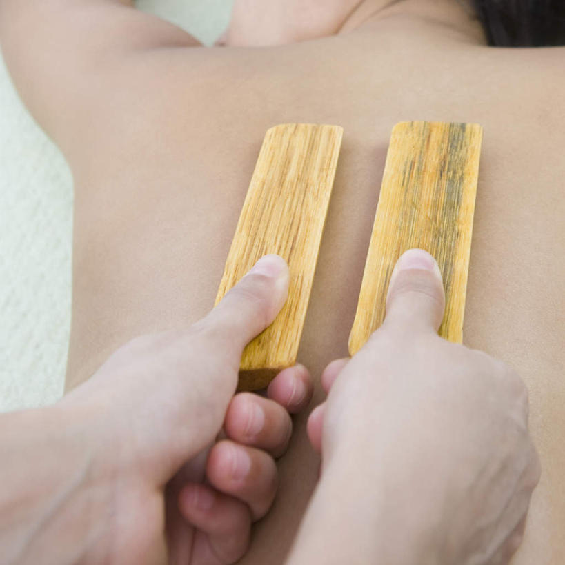 西方人,两个人,站,方图,俯视,室内,白天,按摩,床,叶子,欧洲,欧洲人,一张,敲打,握,竹制,棍子,绿叶,床单,拿,拿着,被子,两个,趴着,站着,享受,健康,嫩叶,握着,保健,单人床,竹制品,被单,敲背,指压,男人,男性,年轻男性,年轻女性,女人,女性,白种人,叶,叶片,趴,站立,半身,彩图,高角度拍摄,推拿