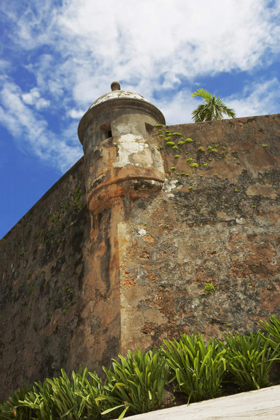 无人,竖图,室外,白天,仰视,旅游,度假,名胜古迹,标志建筑,地标,建筑,遗迹,云,云朵,云彩,古迹,文物,娱乐,建设,古建筑,蓝色,白云,蓝天,天空,天,享受,休闲,旅游胜地,放松,晴朗,北美,北美洲,美洲,古文明,北亚美利加洲,亚美利加洲,波多黎各,波多黎各自由邦,莫罗古堡,晴空,彩图,低角度拍摄