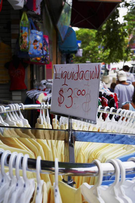 无人,商店,竖图,室外,白天,正面,购物,消费,衣架,一排,许多,整齐,标价,标志,文字,字符,字母,标识,排列,价格,金融,百货,北美,北美洲,队列,美洲,选购,贸易,北亚美利加洲,亚美利加洲,血拼,波多黎各,波多黎各自由邦,大安的列斯群岛,西班牙语,挂衣架,晾衣架,彩图,店铺,杂货店,杂货铺