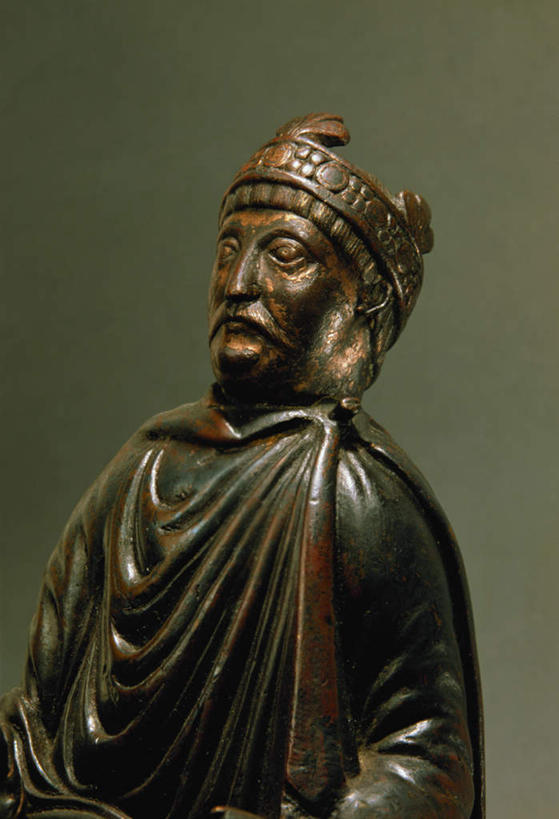 西方人,脸,头,脸颊,一个人,无人,站,竖图,室内,白天,正面,民族服装,绘画,皇冠,油画,雕塑,欧洲,欧洲人,仅一个男性,仅一个人,仅一个中年男性,艺术,装饰,雕刻,雕像,古典,注视,文化,肩膀,工艺品,观察,看,品味,站着,观看,纪念,美术,权威,察看,高雅,国王,高贵,关注,主题,陈列,功能,美学,权力,统治,查理,查理大帝,查理曼大帝,法兰克国王,男人,男性,中年男性,白种人,头部,脸部,脸蛋,面部,王冠,站立,半身,彩图,传统服装,民俗服