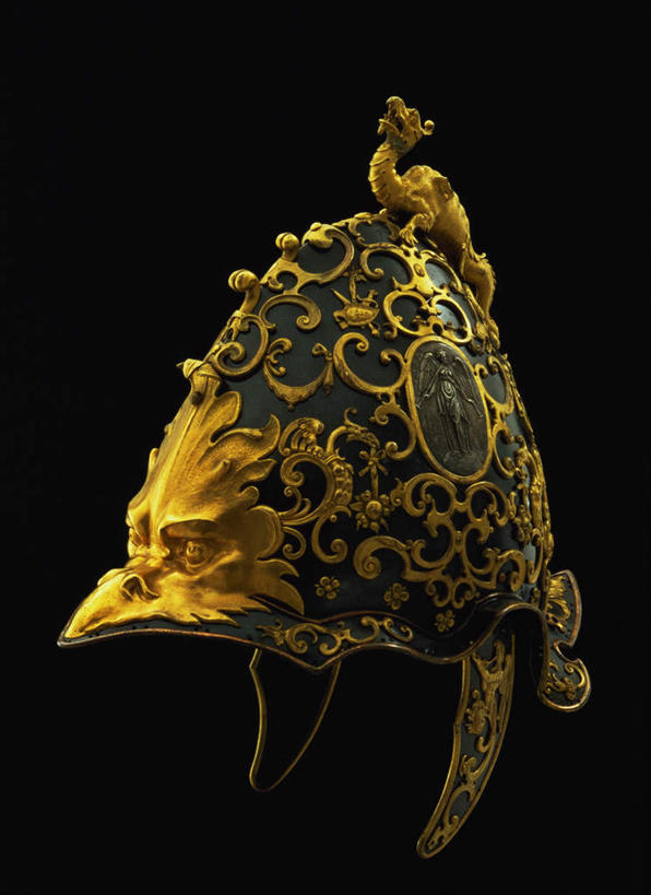 无人,竖图,俯视,室内,特写,白天,背景,成功,静物,帽子,黑色背景,朦胧,模糊,龙,头盔,一个,黑色,安全帽,金色,摄影,影棚,单个,古董,高贵,图腾,传说,古玩,祥瑞,灵兽,权势,尊荣,配景,幸运,布景,彩图,高角度拍摄,影棚拍摄,拍摄