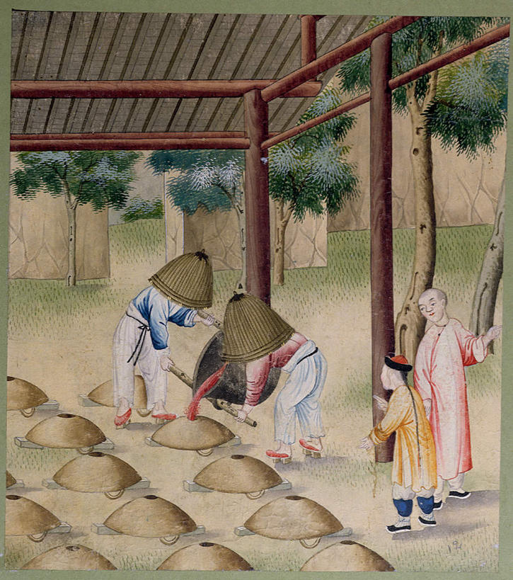 东方人,无人,四个人,站,交叉,竖图,室内,白天,侧面,绘画,车间,植物,竹子,油画,亚洲,一排,许多,弯腰,握,竹制,服装,艺术,整齐,编织,篮子,桶,柱子,屋顶,很多,古典,拿,顶棚,拿着,注视,黄种人,文化,树,树木,排列,衣服,绿色,自然,容器,竹篮,工艺品,观察,看,品味,站着,握着,倾倒,服饰,生长,成长,模具,观看,储藏,竹条,交织,美术,察看,高雅,竹制品,衣着,储存,穿着,队列,关注,美学,弯身,衣饰,穿插,男人,男性,中年男性,亚洲人,站立,彩图,全身,传统服装,贮存