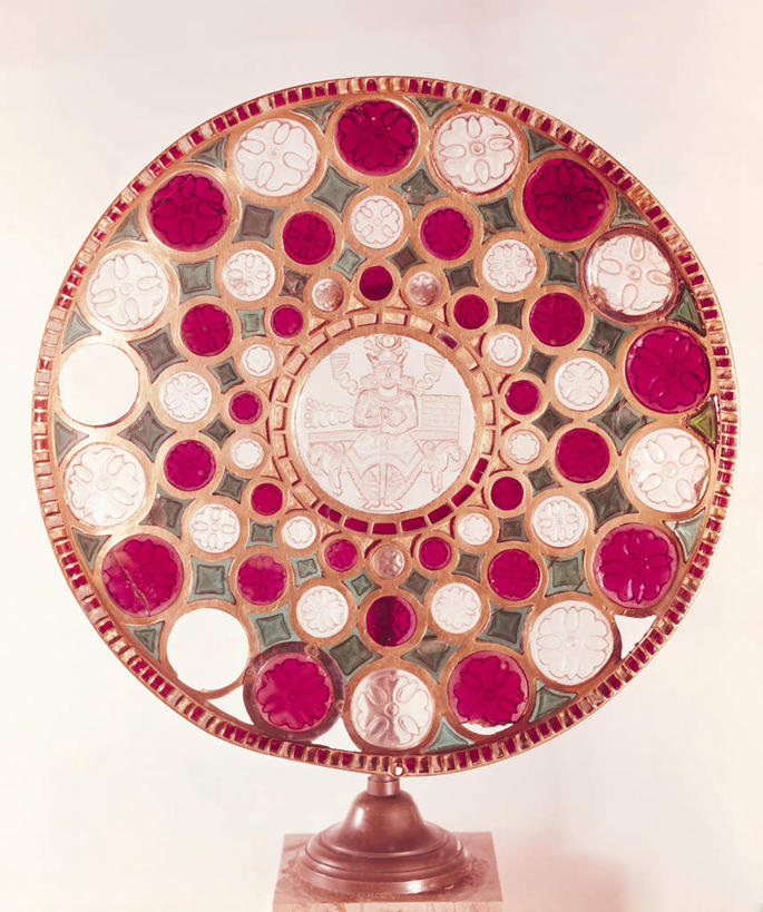 无人,竖图,室内,特写,白天,正面,静物,粉色背景,固体,矿石,圆圈,一个,红色,灿烂,摄影,影棚,单个,璀璨,剔透,矿物,贵榴石,石榴石,石榴子石,彩图,影棚拍摄,拍摄,晶莹