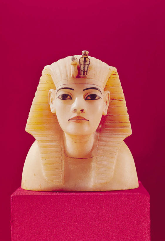 西方人,一个人,无人,站,竖图,室内,特写,白天,正面,静物,雕塑,欧洲,非洲,黑人,欧洲人,仅一个男性,仅一个人,仅一个中年男性,红色背景,艺术,装饰,雕刻,雕像,注视,一个,工艺品,观察,看,站着,摄影,影棚,单个,观看,纪念,皇帝,美术,权威,察看,高贵,关注,主题,陈列,功能,美学,权力,统治,权势,天子,九五之尊,圣上,统治者,陛下,官家,势力,男人,男性,中年男性,非洲人,站立,半身,彩图,影棚拍摄,拍摄