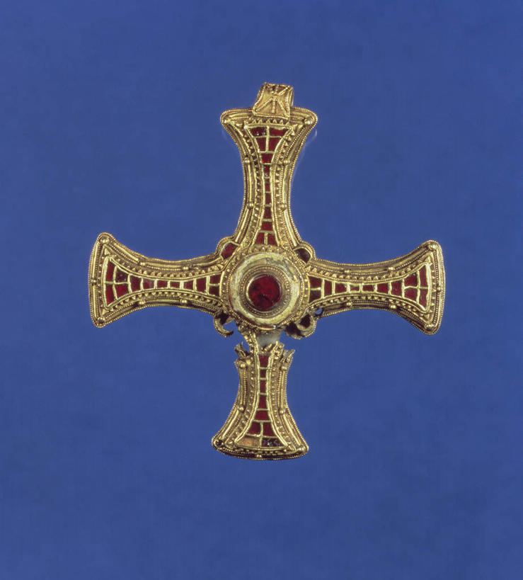 无人,竖图,俯视,室内,特写,白天,静物,蓝色背景,装饰,固体,矿石,十字架,一个,灿烂,摄影,影棚,单个,华丽,修饰,璀璨,点缀,碎裂,宝石,破裂,剔透,矿物,衬托,美观,雅致,雅观,贵榴石,石榴石,石榴子石,彩图,高角度拍摄,影棚拍摄,拍摄,晶莹