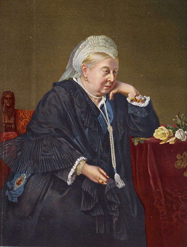 西方人,脸,头,脸颊,脖子,一个人,无人,坐,竖图,室内,白天,正面,民族服装,绘画,幸福,纯洁,桌面,桌子,项链,欧洲,欧洲人,仅一个女性,仅一个人,撑,服装,艺术,盛开,木制,布料,珍珠,古典,花蕾,布纹,托腮,注视,文化,肩膀,装饰品,桌布,花,花瓣,花朵,鲜花,衣服,餐巾,木制品,饰品,首饰,工艺品,台布,花苞,花蕊,观察,看,品味,托,健康,服饰,仅一个老年女性,观看,美术,贵重,察看,珍贵,高雅,富有,衣着,穿着,关注,托下巴,美学,政治家,衣饰,英国女王,宝贵,有机宝石,维多利亚女王,老年女性,女人,女性,白种人,头部,脖,颈,颈部,脸部,脸蛋,面部,坐着,彩图,全身,传统服装,民俗服