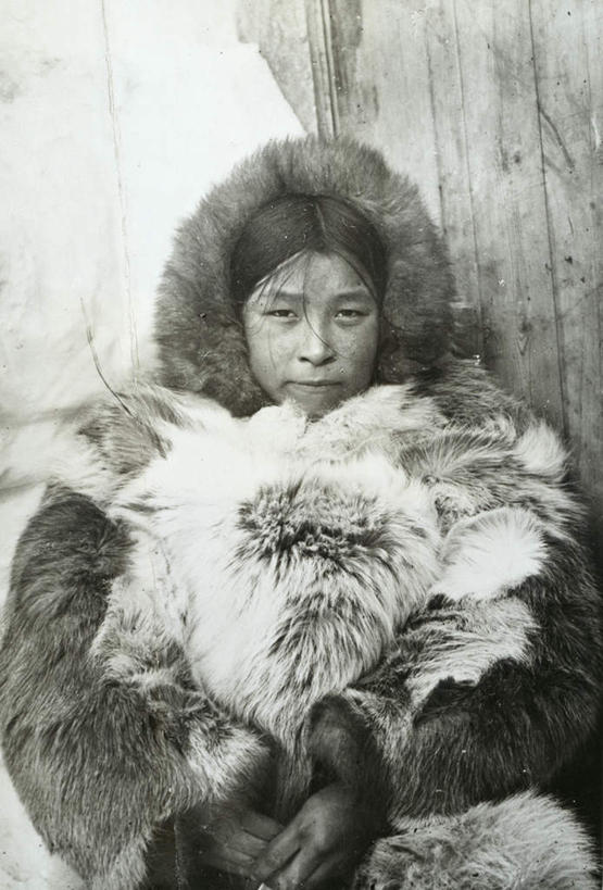 西方人,手,头发,一个人,游泳池,坐,竖图,室外,白天,正面,水,欧洲,欧洲人,仅一个年轻女性,仅一个女性,仅一个人,阴影,服装,光线,木制,影子,墙,水池,水面,注视,泳池,肩膀,墙壁,墙面,衣服,木制品,观察,看,手部,服饰,观看,察看,厚重,衣着,穿着,关注,泛黄,老照片,衣饰,旧照,年轻女性,女人,女性,白种人,长发,坐着,半身,彩图