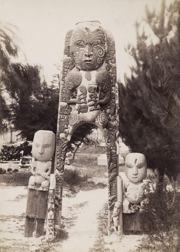 无人,竖图,室外,白天,正面,石头,植物,雕塑,许多,阴影,节日,艺术,装饰,光线,雕刻,雕像,石子,影子,拱门,很多,文化,树,树木,绿色,自然,工艺品,祈祷,健康,许愿,宗教,信仰,生长,成长,纪念,华丽,修饰,祈求,美术,点缀,主题,泛黄,陈列,老照片,功能,美学,衬托,美观,雅致,雅观,旧照,平安,石块,岩石,彩图