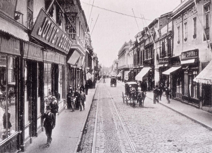 西方人,家,商店,站,走,横图,室外,白天,正面,民族服装,购物,消费,超市,街道,指示牌,欧洲,非洲,黑人,欧洲人,一排,阴影,服装,整齐,光线,标志,文字,影子,房屋,屋子,马车,许多人,标识,楼房,招牌,住宅,车,排列,衣服,交通工具,站着,一群人,金融,百货,服饰,便利店,衣着,穿着,队列,载具,泛黄,选购,贸易,老照片,血拼,零售店,衣饰,旧照,男人,男性,年轻男性,非洲人,步行,散步,站立,走路,彩图,全身,传统服装,礼服,民俗服,房子,店铺,杂货店,杂货铺