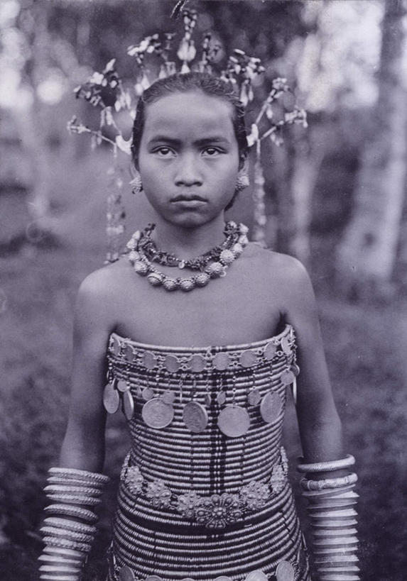 东方人,儿童,一个人,站,竖图,室外,白天,正面,民族服装,项链,亚洲,仅一个女性,仅一个人,阴影,服装,装饰,光线,头饰,影子,注视,黄种人,传统,装饰品,小孩,衣服,饰品,首饰,观察,看,站着,仅一个小孩,服饰,手镯,观看,华丽,修饰,点缀,察看,衣着,穿着,关注,泛黄,老照片,衬托,美观,雅致,雅观,衣饰,旧照,女孩,女人,女性,亚洲人,孩子,站立,半身,彩图,传统服装,民俗服,女生