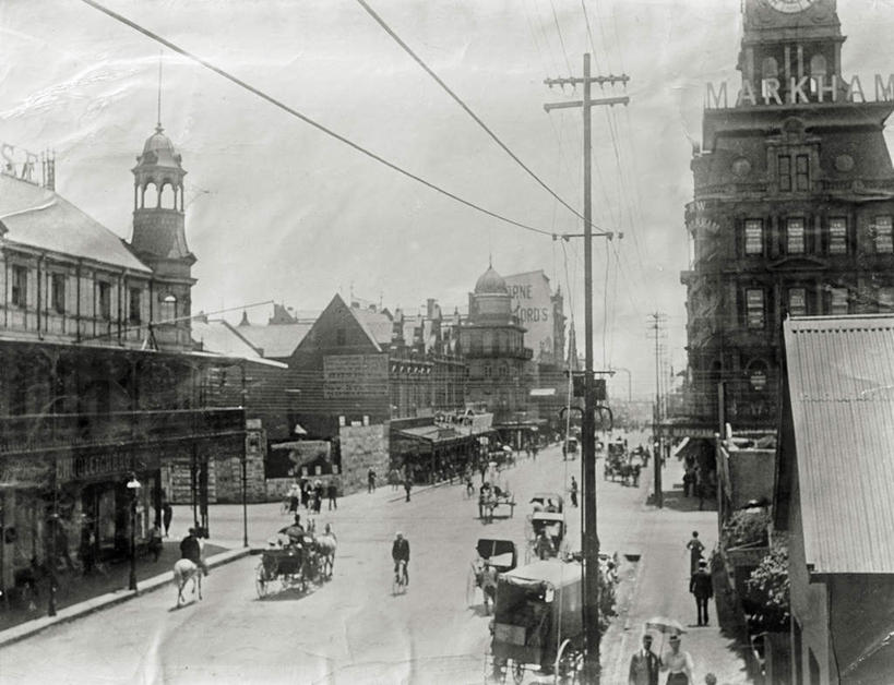 西方人,无人,家,商店,坐,走,横图,俯视,室内,白天,购物,度假,绘画,消费,美景,城市风光,超市,城市,马,野生动物,欧洲,非洲,南非,黑人,欧洲人,阴影,服装,艺术,电力,光线,电线,电线杆,线,影子,房屋,屋子,景观,马车,电能,许多人,古典,线路,注视,休闲装,文化,娱乐,楼房,住宅,车,衣服,阳光,动物,工艺品,交通工具,观察,看,品味,一群人,享受,休闲,休闲服,景色,放松,金融,运输,百货,服饰,牲畜,观看,电,电源,美术,察看,高雅,两匹,关注,载具,能量,选购,贸易,百货公司,美学,血拼,阿非利加洲,豪登省,南非共和国,豪滕省,男人,男性,女人,女性,中年男性,中年女性,非洲人,步行,散步,走路,坐着,彩图,高角度拍摄,全身,房子,购物商场,购物中心,商业中心