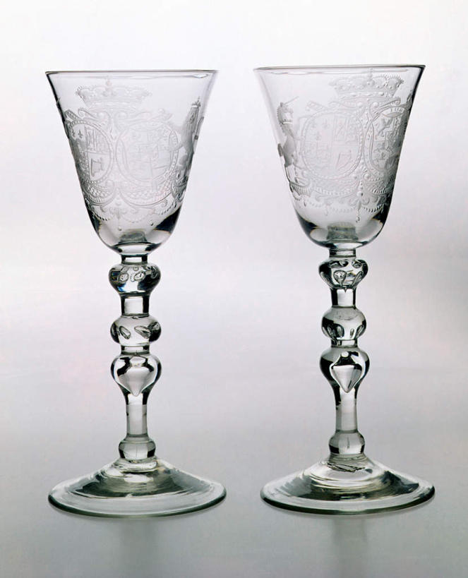 无人,竖图,室内,特写,白天,正面,静物,杯子,一排,阴影,整齐,装饰,光线,高脚杯,影子,红酒杯,古典,玻璃制品,排列,两个,酒杯,典雅,摄影,影棚,华丽,修饰,点缀,高雅,队列,衬托,美观,雅致,雅观,文雅,玻璃杯,彩图,影棚拍摄,拍摄