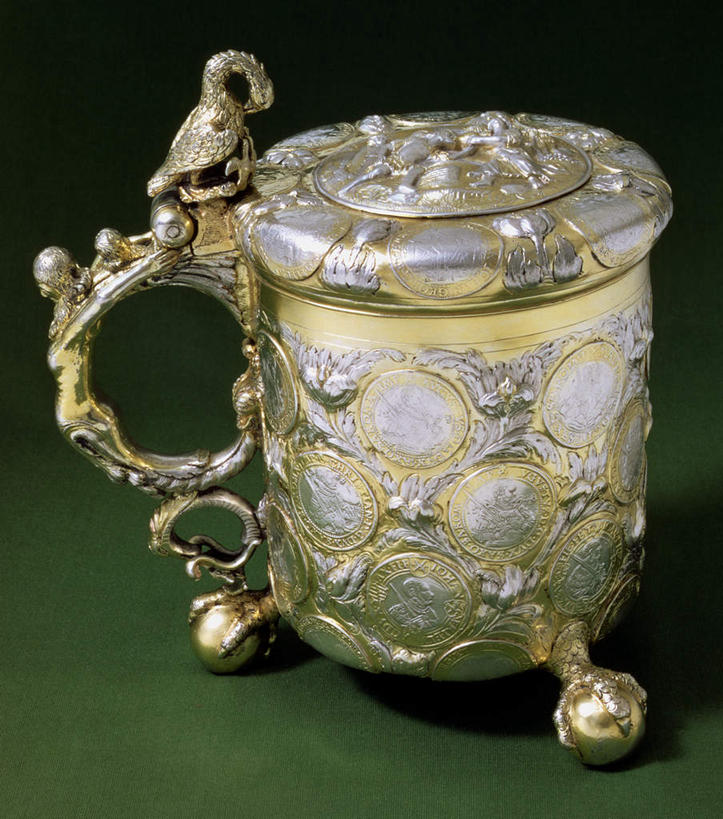 无人,竖图,室内,特写,白天,正面,静物,杯子,阴影,花纹,艺术,装饰,反射,影子,陶瓷,陶瓷制品,艺术品,一个,工艺品,摄影,影棚,单个,工艺,华丽,修饰,美术,点缀,圣餐杯,衬托,美观,雅致,雅观,圣杯,彩图,影棚拍摄,拍摄