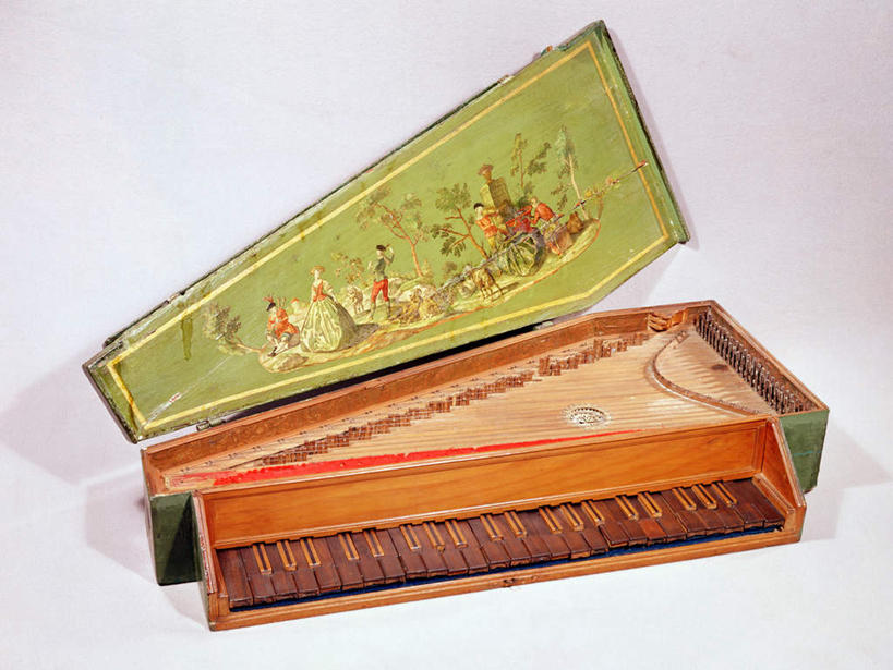 无人,横图,室内,白天,正面,绘画,静物,灰色背景,朦胧,模糊,艺术,装饰,墙,乐器,弦乐器,文化,壁画,墙壁,墙面,一个,灰色,摄影,影棚,单个,华丽,修饰,点缀,弹拨弦鸣乐器,弹弦乐器,古琴,衬托,美观,雅致,雅观,民族乐器,画画,彩图,影棚拍摄,拍摄,大键琴,弹拨弦乐器