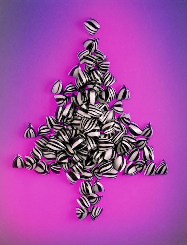 无人,横图,室内,特写,白天,正面,一堆,许多,堆叠,堆积,紫色背景,食品,糖,糖果,甜点,甜品,很多,食物,黑色,甜食,摄影,影棚,堆,硬糖,彩图,影棚拍摄,拍摄