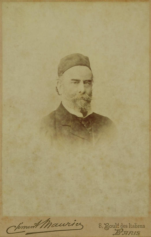 西方人,脸,头,脸颊,脖子,胡须,一个人,无人,画家,竖图,室内,白天,正面,绘画,帽子,欧洲,欧洲人,仅一个男性,仅一个人,仅一个中年男性,服装,艺术,古典,注视,礼帽,文化,肩膀,衣服,工艺品,观察,看,品味,服饰,观看,美术,察看,高雅,衣着,穿着,关注,美学,衣饰,文学家,阿尔弗莱德.西斯莱,男人,男性,中年男性,白种人,头部,胡子,络腮胡,脖,颈,颈部,脸部,脸蛋,面部,半身,彩图