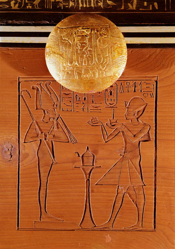 西方人,无人,两个人,站,竖图,室内,特写,白天,正面,静物,皇冠,照明,雕塑,欧洲,非洲,黑人,欧洲人,服装,艺术,装饰,灯泡,雕刻,雕像,壶,注视,灯,水壶,一个,衣服,茶壶,容器,工艺品,灯具,观察,看,站着,服饰,白炽灯,单个,观看,纪念,照亮,美术,权威,察看,束缚,衣着,穿着,高贵,关注,主题,鞭子,陈列,照明工具,功能,美学,白炽灯泡,权力,统治,衣饰,男人,男性,中年男性,非洲人,镣铐,王冠,站立,彩图,全身,传统服装,枷锁,桎梏