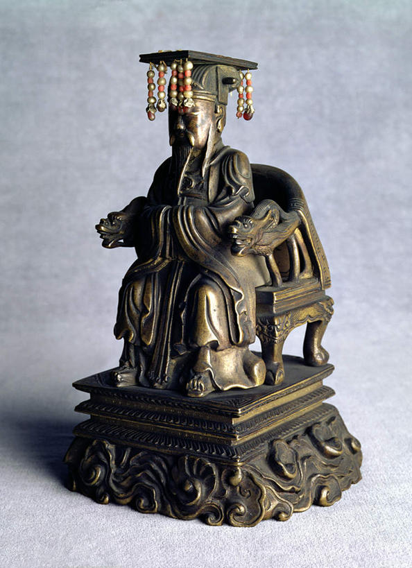 东方人,一个人,无人,坐,竖图,室内,特写,白天,正面,民族服装,静物,雕塑,亚洲,仅一个男性,仅一个人,阴影,服装,艺术,装饰,光线,雕刻,雕像,影子,注视,黄种人,一个,衣服,工艺品,观察,看,仅一个老年男性,摄影,服饰,影棚,单个,观看,纪念,美术,察看,衣着,穿着,关注,主题,陈列,儒家,孔子,功能,美学,教育家,思想家,政治家,衣饰,孔丘,孔圣人,孔仲尼,仲尼,社会活动家,文学家,万世师表,至圣,至圣先师,老年男性,男人,男性,亚洲人,坐着,彩图,全身,影棚拍摄,传统服装,民俗服,拍摄