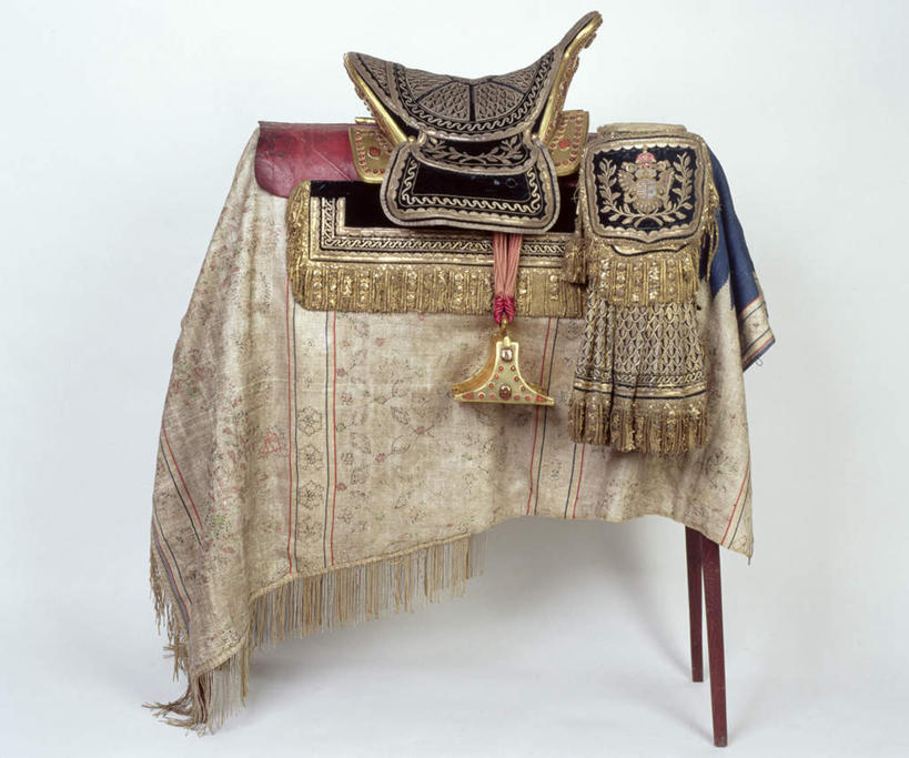 无人,横图,室内,特写,白天,白色背景,正面,桌面,桌子,静物,金属制品,阴影,花纹,装饰,反射,金属,木制,布料,影子,布纹,座位,马鞍,桌布,一个,餐巾,木制品,台布,金色,摄影,影棚,单个,华丽,修饰,点缀,富贵,忠诚,衬托,美观,雅致,雅观,富丽,名誉,荣华,马具,马镫,彩图,影棚拍摄,拍摄